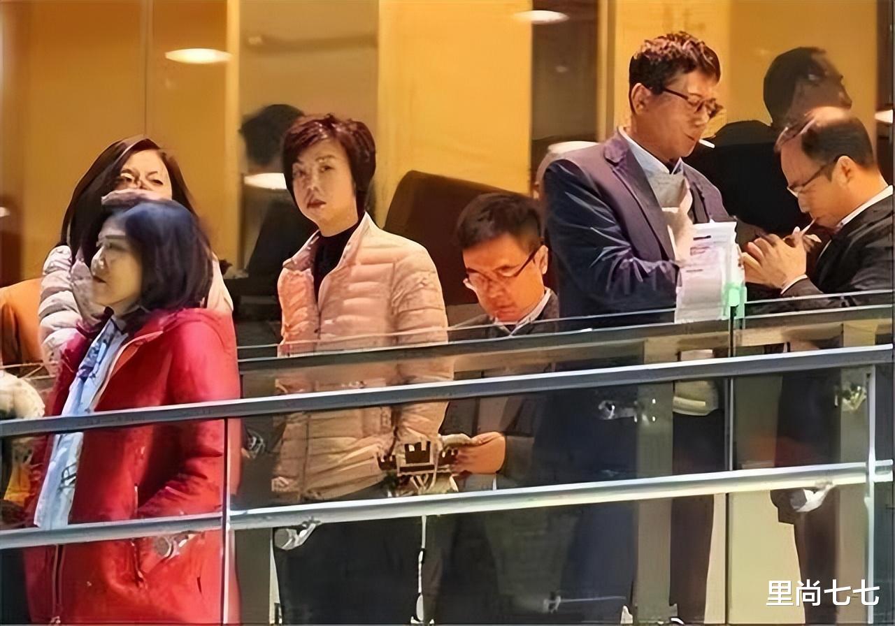 发型|张怡宁香港被偶遇，穿百元卫衣皱巴巴，发型依旧没变样太接地气