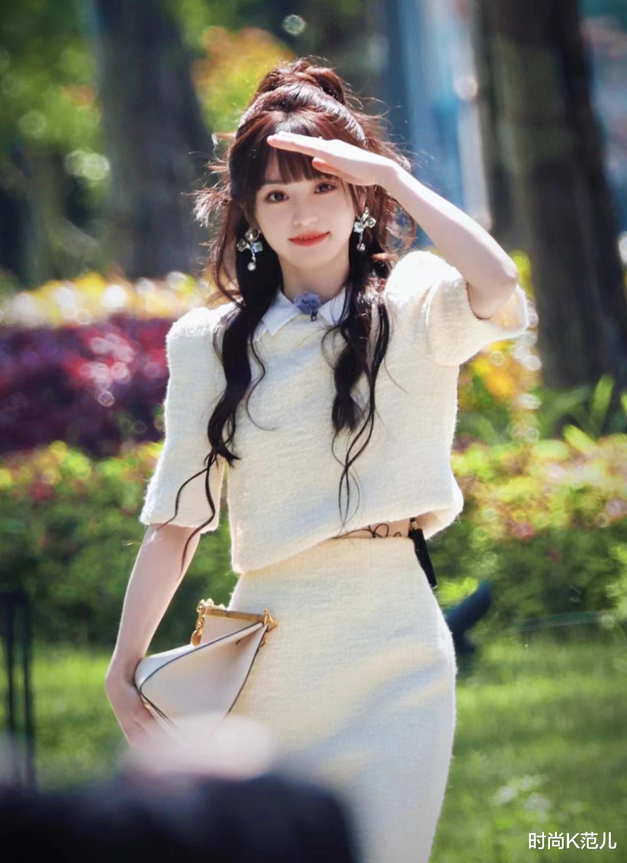 跑步 田曦薇《女子推理社》上班造型，穿粗呢套装裙，扎半马尾好清新！