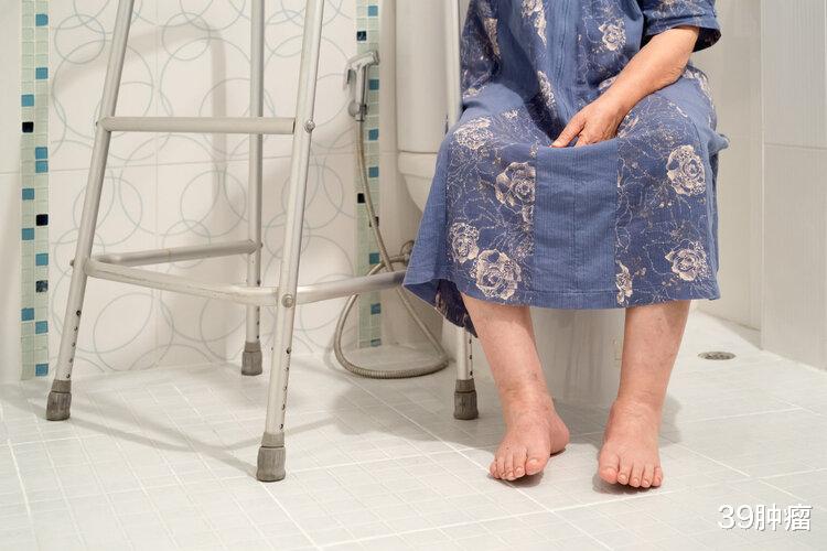 直肠癌看大便就知？提醒：上厕所时发现3个表现，尽早做下肠镜