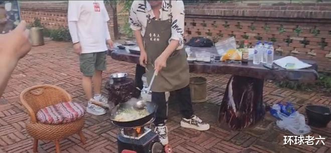 赵本山农村豪宅宴客,穿万元衣亲自下厨炒菜,周围一群人打下手