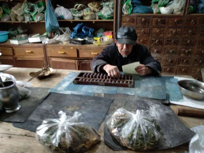 中医讲：屁多疏肝，拉稀健脾，便秘清肠