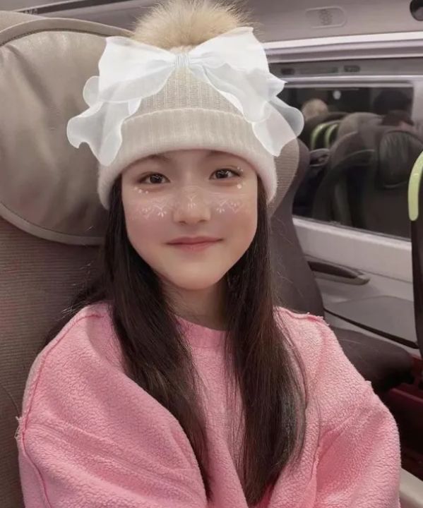 王诗龄|王诗龄晒国外日常,乘坐价值千万豪车出行,提上万手袋被质疑炫富