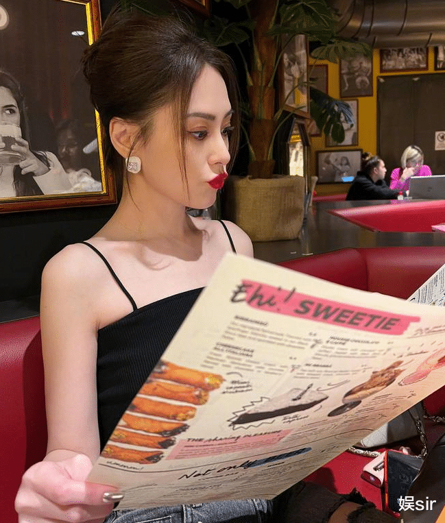阿娇 42岁阿娇瘦成“纸片人”，穿泳装小蛮腰抢镜，双手暴露了真实年龄