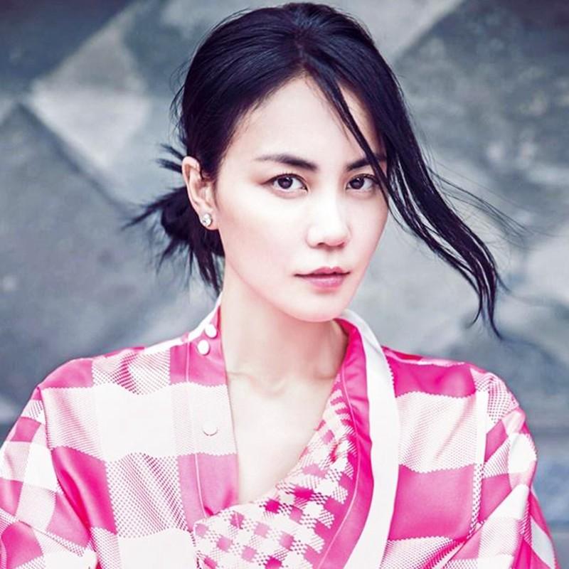 王菲|54岁王菲现身福建寺庙祈福!皮肤白到发光,身材姣好似年轻少女