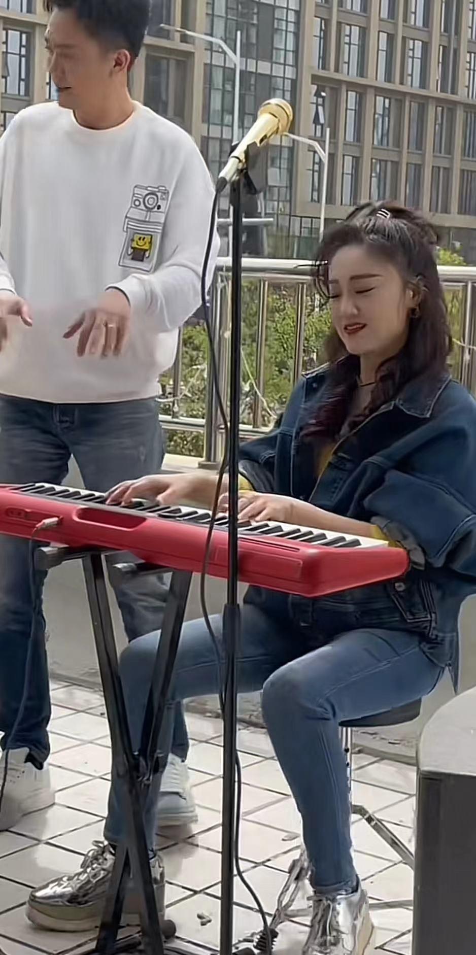 美女车模|39岁王小玮街头卖力表演,央视杨帆帮忙指挥,因身材被曝已复婚