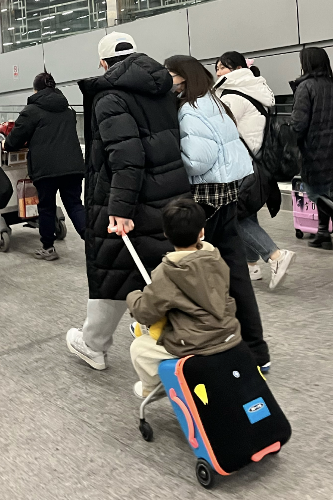苏醒一家三口现身机场，与廖语辰十指紧扣，儿子眉清目秀颜值高