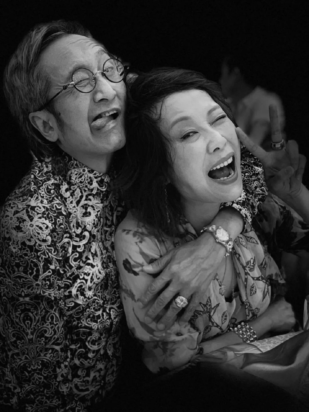 60岁香港影后低调现身足球赛难掩满头白发！