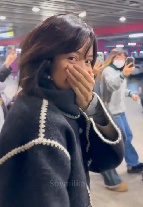 Lisa机场被偶遇!被粉丝追赶场面狼狈,一直用手挡脸,素颜不自信