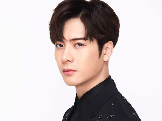 王嘉尔爸妈被偶遇,与路人合影神情紧张似乎要干架,长相引争议