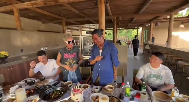 孙兴与富婆女友农村庆生,甜蜜秀恩爱,女方白发寸头酷似蓝心湄