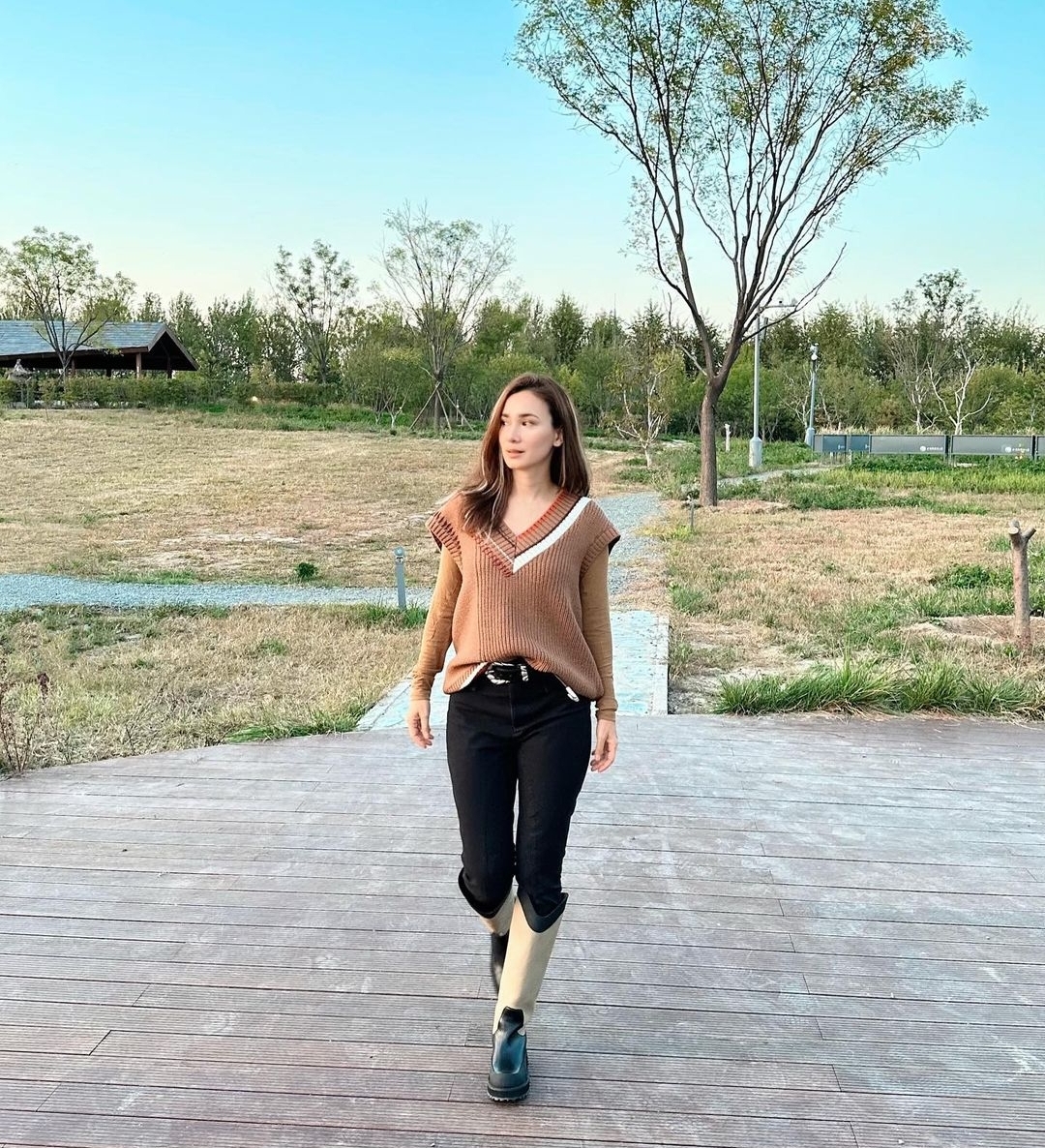 卢靖姗久违晒娃，带宝宝在乡间度假未见韩庚，1岁女儿已学会走路