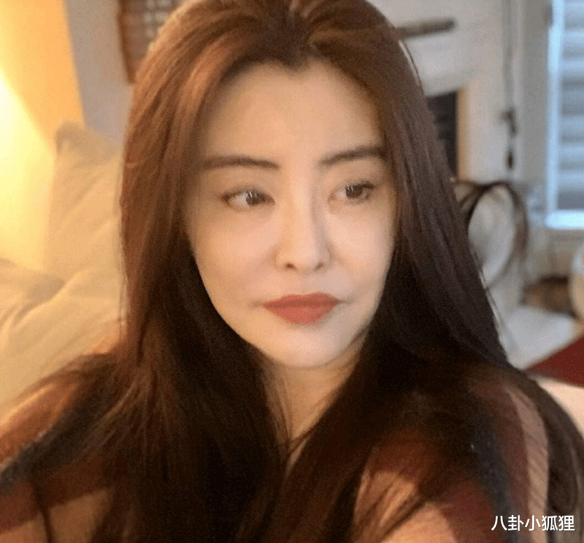 王祖贤|55岁王祖贤晒无滤镜素颜照，网友指其样子变了，以为是郭晶晶