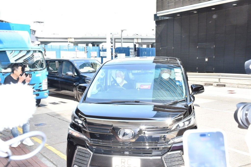 刘德华为父亲设灵！眉头紧锁神色哀伤直入殡仪馆，灵堂细节曝光