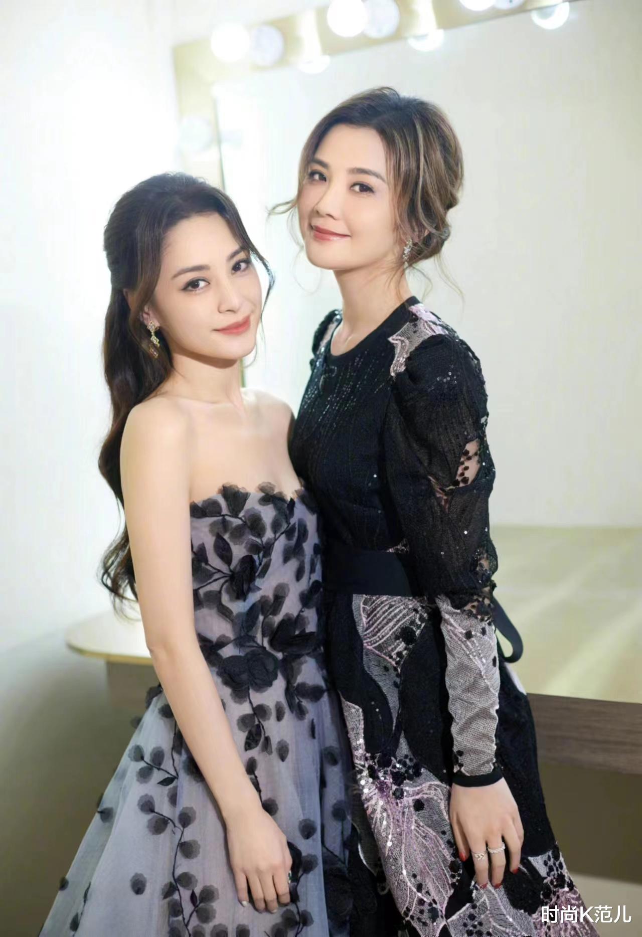 阿Sa|Twins合体亮相活动,阿Sa穿蕾丝裙温柔,阿娇穿抹胸裙气质!