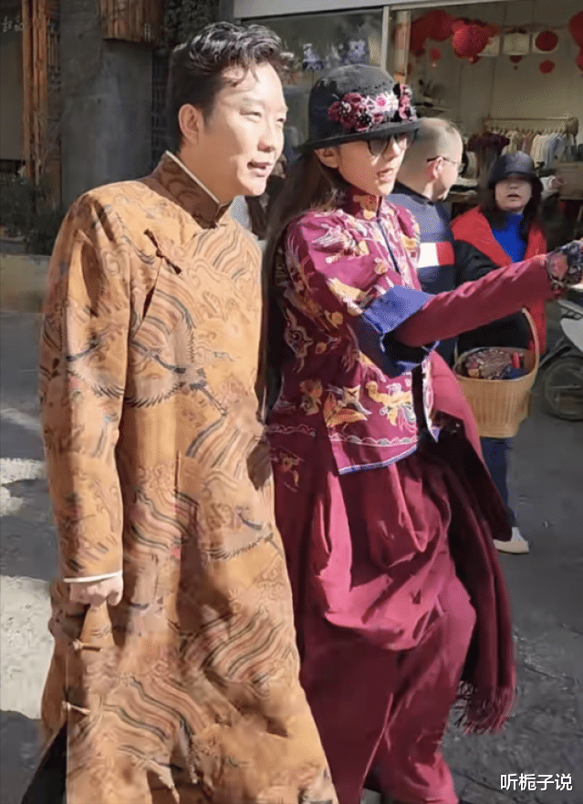杨丽萍|杨丽萍李玉刚被网友偶遇!两人一同过年,穿民族服饰逛街关系亲密