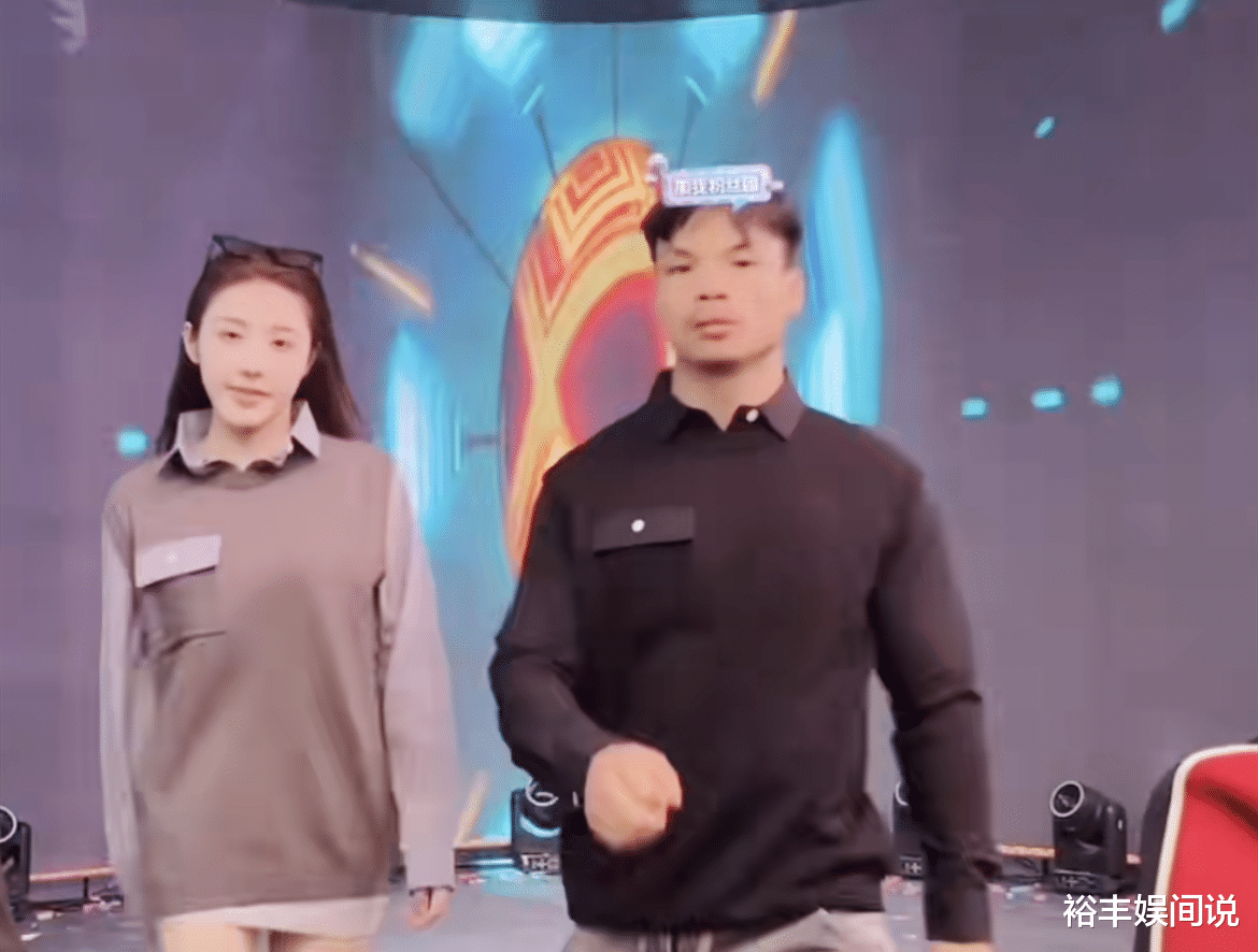 网红嘴哥与乔妹再度合体!懒理CP粉怒火甜蜜走秀,眼神躲闪显失落