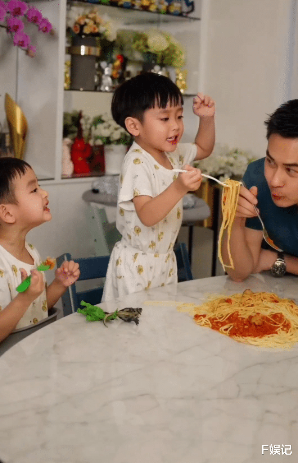 郑嘉颖|郑嘉颖亲自下厨和儿子们开心进食 将意粉倒在餐桌上让妻儿很惊讶
