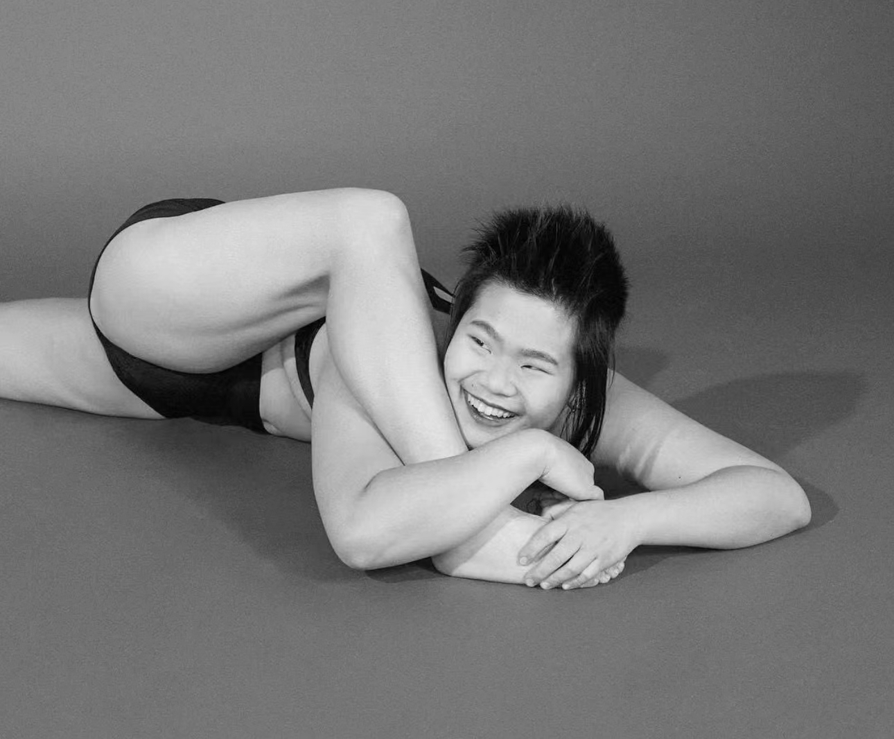 毕凌|毕福剑女儿长居国外曝近照!爆炸头身材壮硕,撞脸张嘎似女汉子