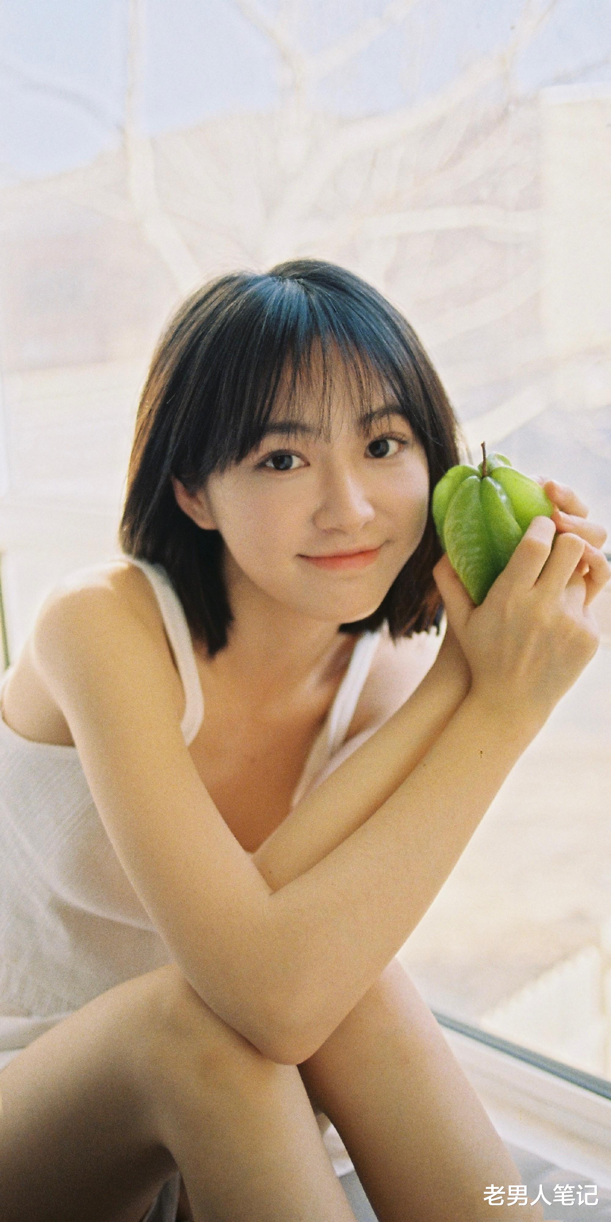 杨肸子 杨肸子小清新私服，短发吊带，白色柔美可爱