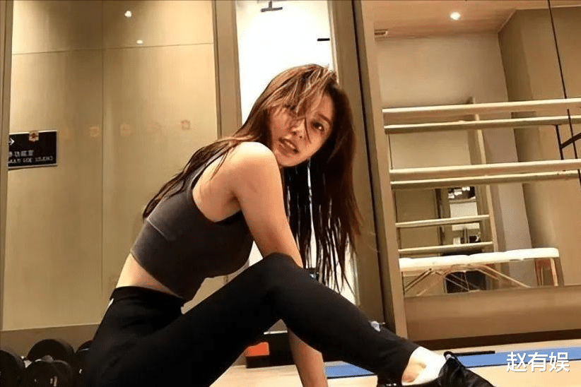 秦岚,收手吧!没完没了的“秀身材”,再性感观众也会看腻