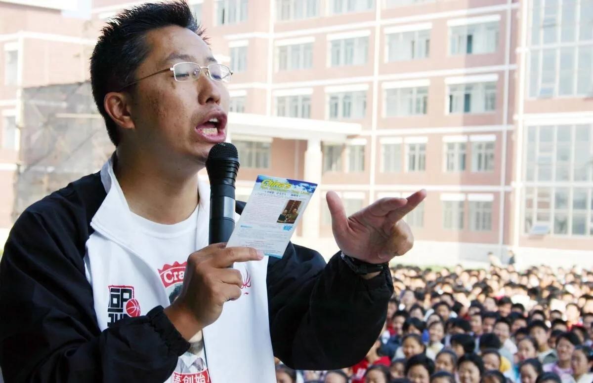 李阳|恭喜！疯狂英语李阳官宣再婚，54岁迎来5胎，为妻贴心洗脚好恩爱