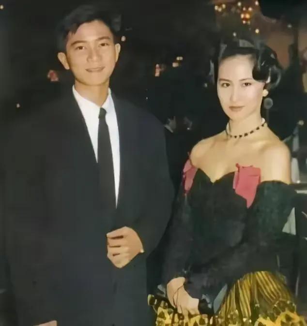 彻底放下过去！60岁何超琼与男友贴脸拥吻秀恩爱，喜迎“第二春”