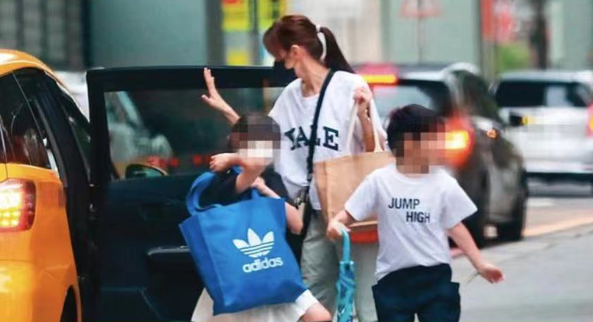 突发!大S前任蓝正龙离婚,穿情侣装办理离婚手续,离婚原因曝光