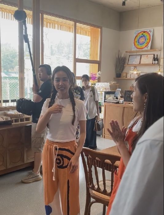 蔡依林|蔡依林现身咖啡店,不会用手机支付惹争议,被吐槽没见过世面