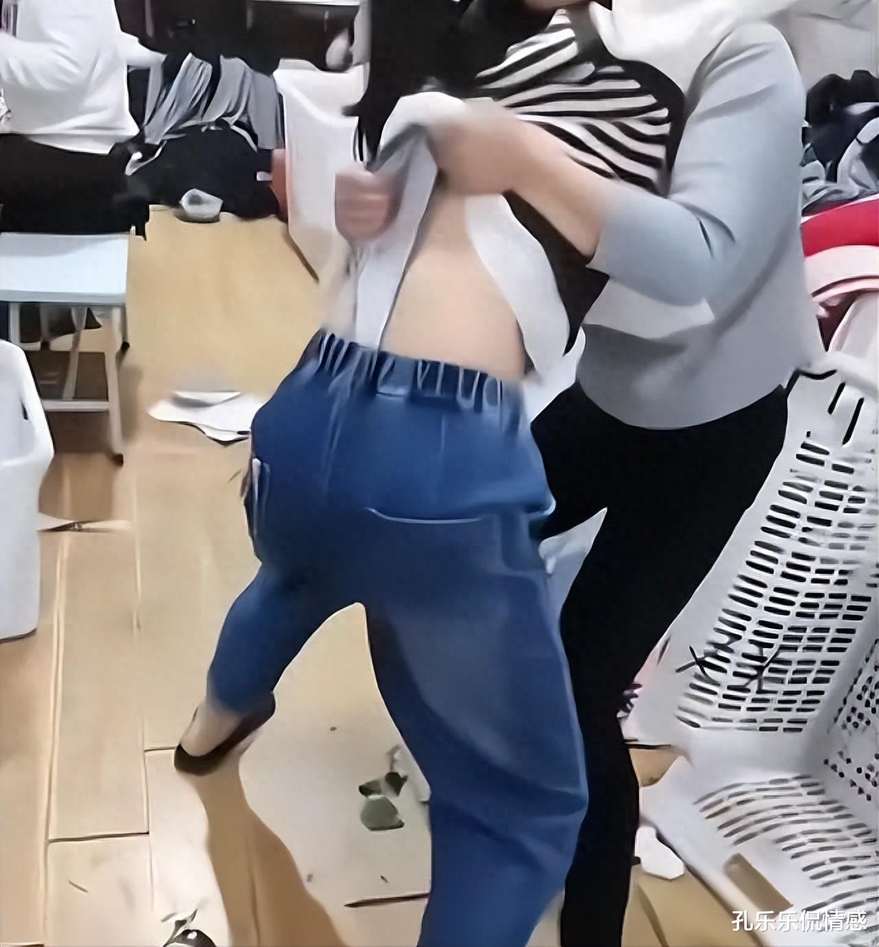 女子和同事大闹,用力过猛竟直接把底裤扯两半,羞得蹲地不敢起身