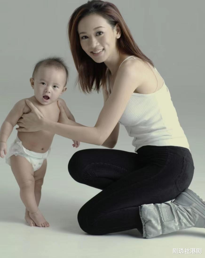 罕晒近况!前港姐一对子女因同框而被关注,同母异父外貌区别大