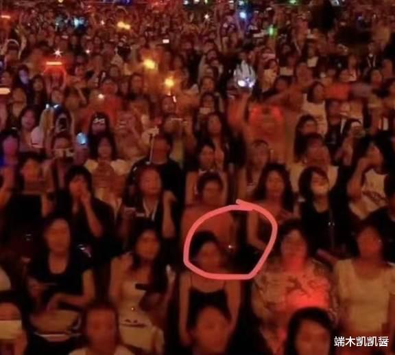 易烊千玺被激光笔照射，眼睛充血身上多处激光点，肇事者发文炫耀