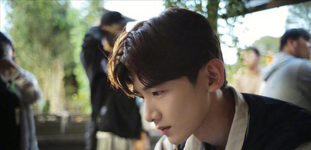 周杰伦 白敬亭、周杰伦头顶稀疏，原来男星早就秃了，观众被骗惨了
