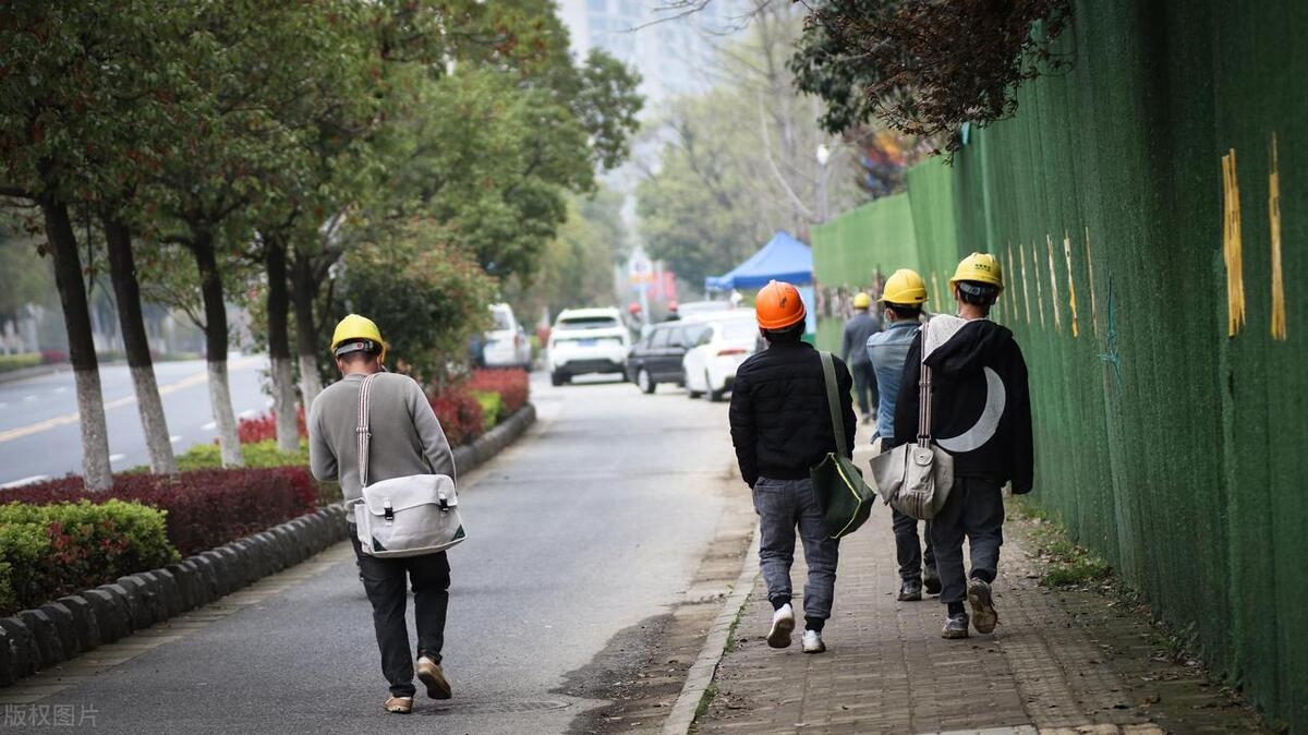 为何农民工一天三四百还是穷,公务员一个月三千多却能买车买房?