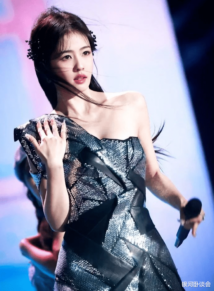 救命,她这么还敢假唱啊?