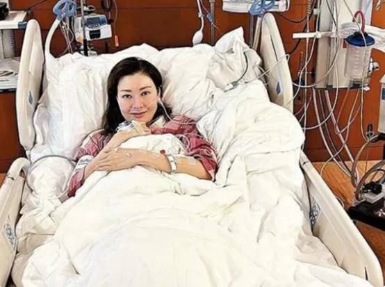 港媒曝李嘉欣病情加重,许晋亨现身表情严肃,本人回应来了