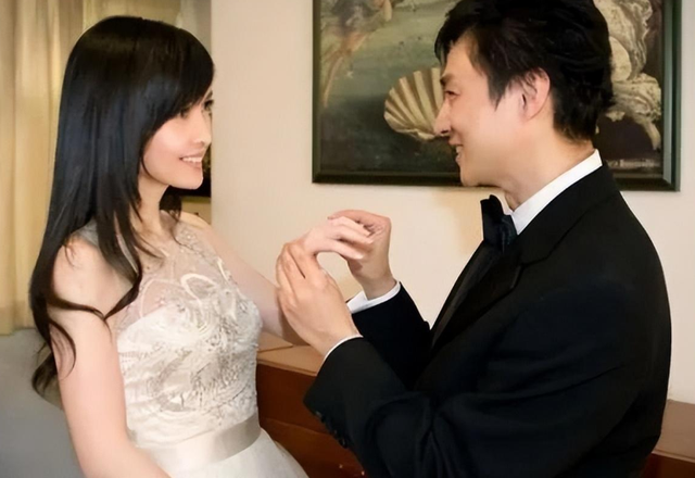 香港这一夜,娱乐圈中的“偏见”,在56岁周慧敏身上体现得尽致