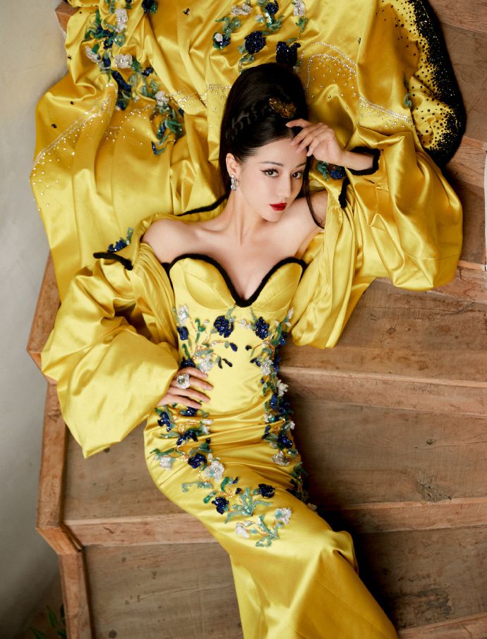 热巴杨紫还在吹颜值,周冬雨已经跟刘德华梁朝伟平起平坐 _迪丽热巴