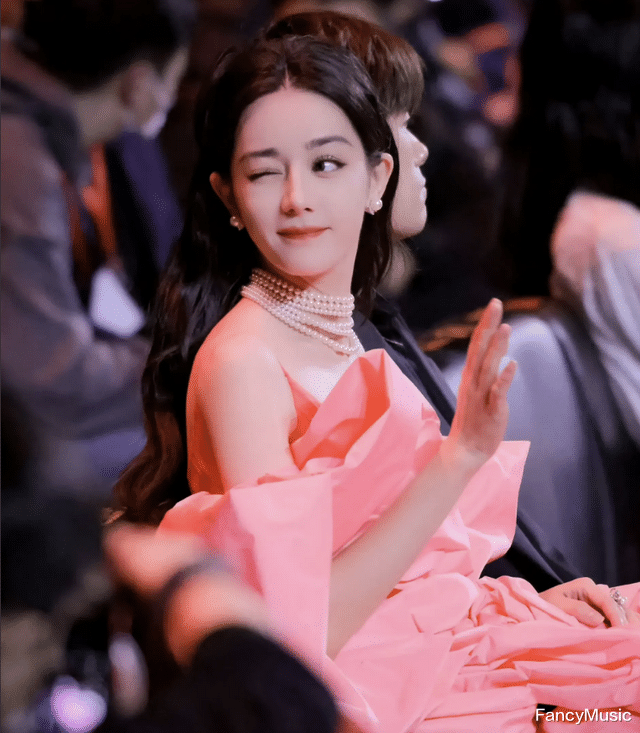 造型翻车！迪丽热巴红毯上输给娜扎，戳中了“流量明星”的痛点！