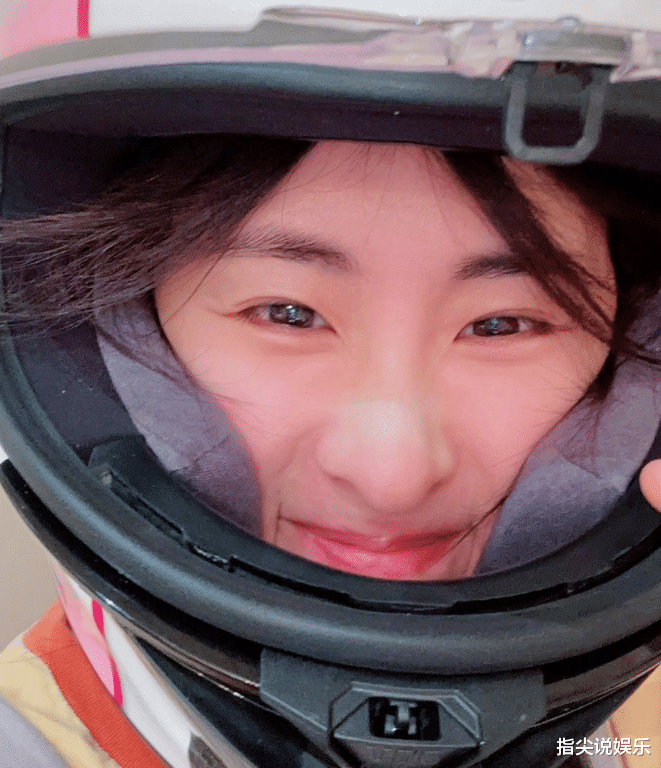 华晨宇张碧晨晒照引争议!女方晒生日礼物,贺卡落款疑曝光恋情