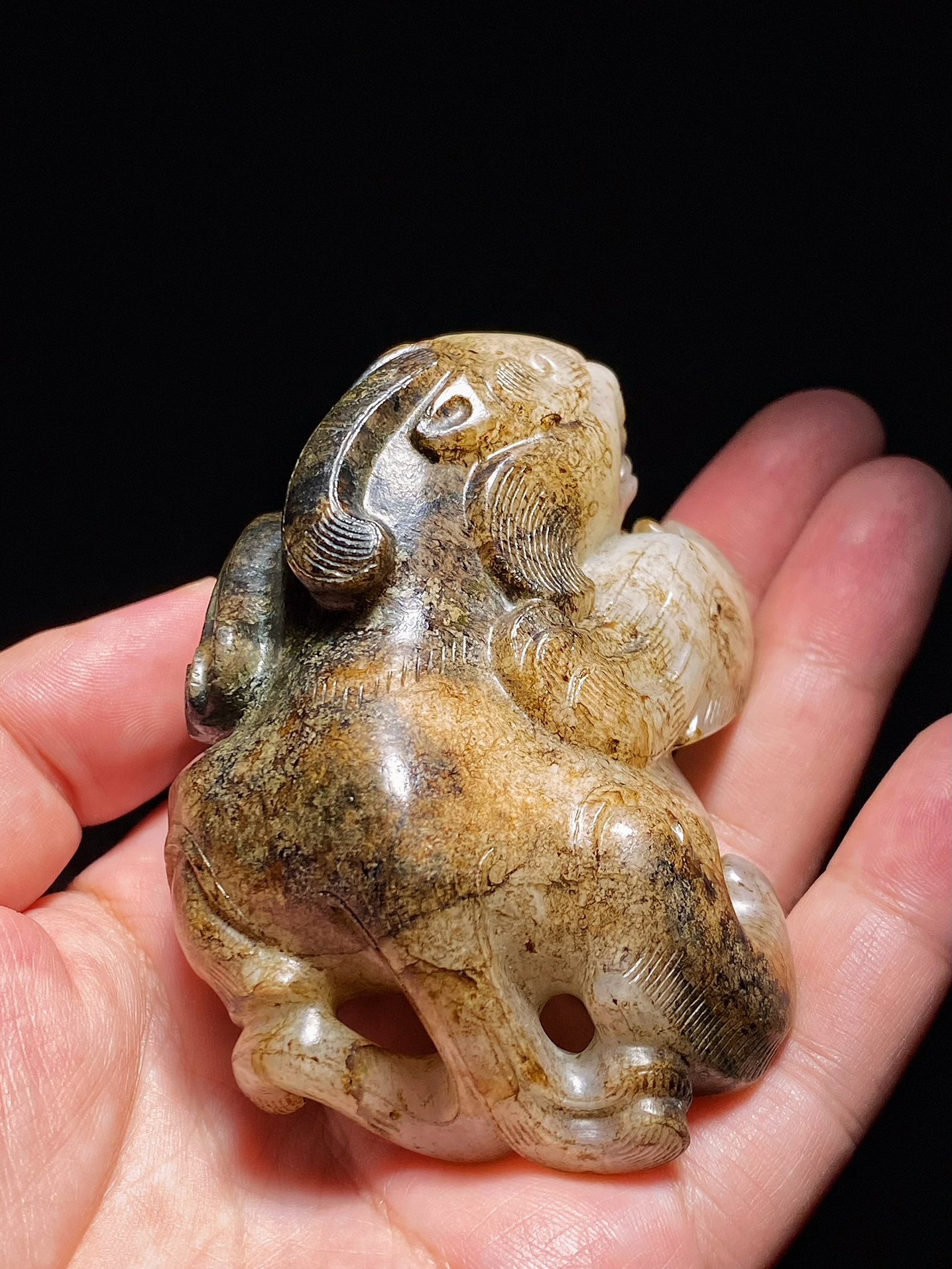 汉 和田玉籽料 白玉受沁 瑞兽 玉辟邪 摆件 把件