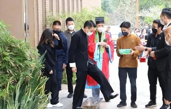 刘德华现身上海路演,近状曝光精神抖擞,获男粉表白现场比心回应