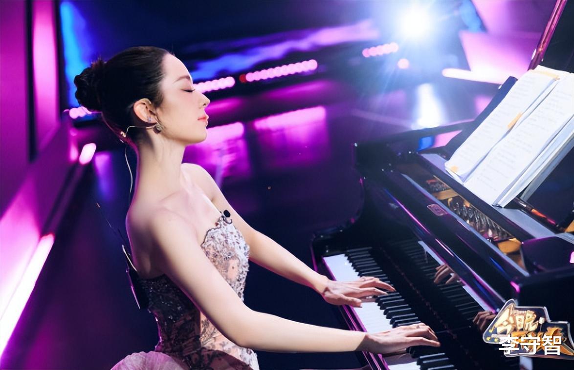 郭富城娇妻方媛综艺捞金,脸僵神似黄奕,风采不如金莎袁咏仪吉娜