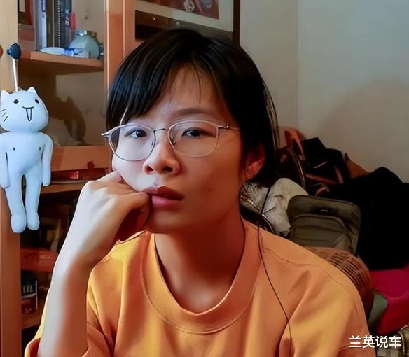 许可馨|许可馨口出狂言：多次“诋毁”祖国，偷偷回国后，结局太解气了