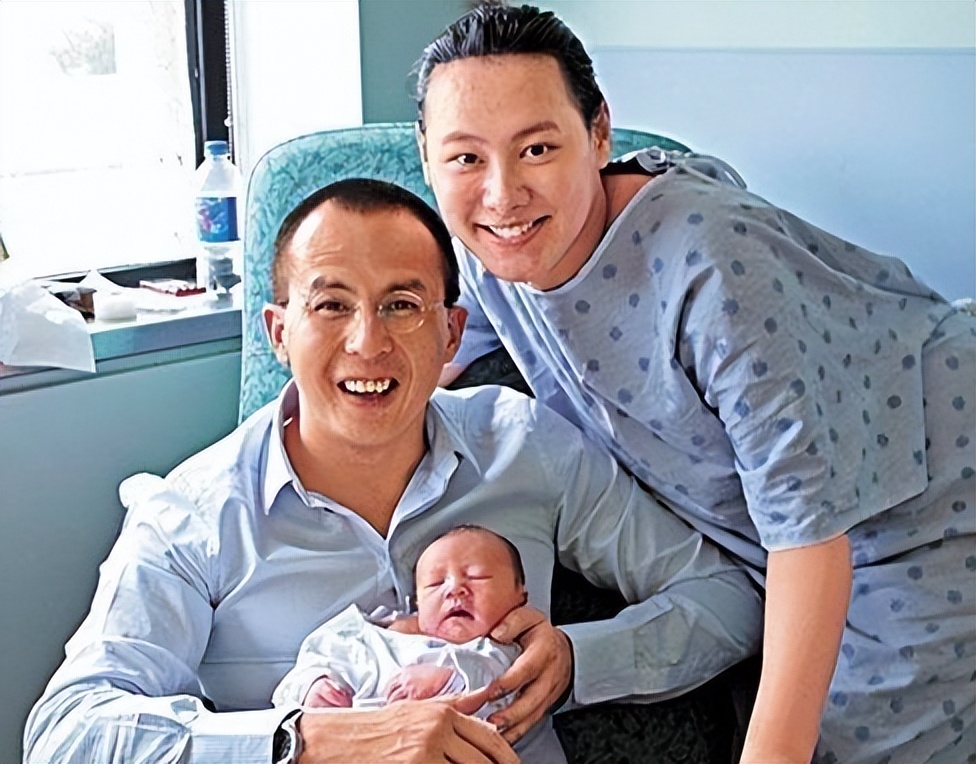 35岁梁洛施罕晒婚宴照!