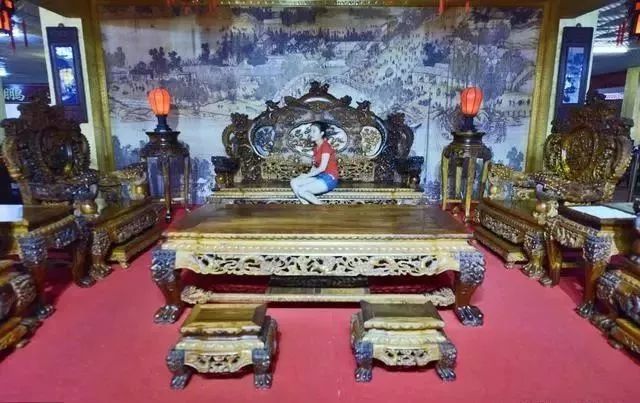 釉里红|20多吨的黄花梨就出了17件家具,卖了5年都卖不出去!