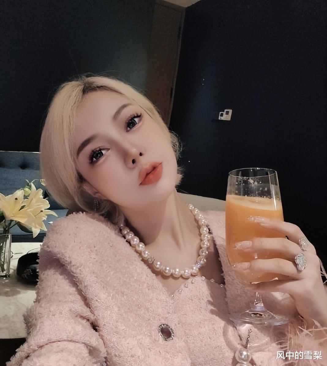 郭美美高调官宣新恋情，男友送名牌包苹果手机，豪车自拍好惬意