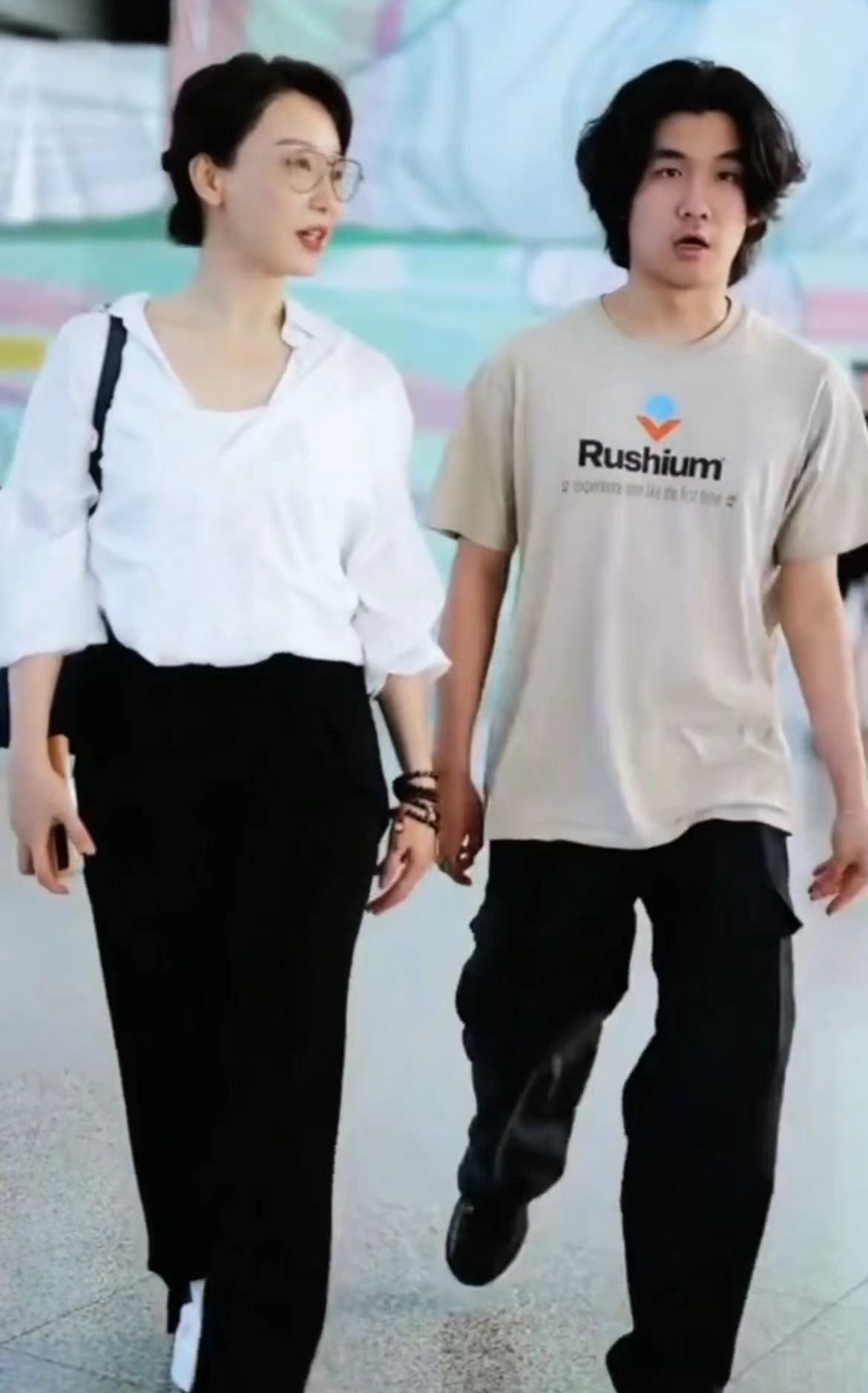 46岁陈数接继子回国，儿子魁梧长像爸关系显生疏，已为其放弃生育