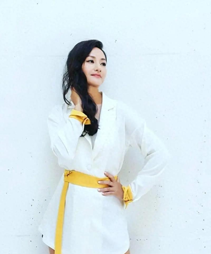 52岁瞿颖重操旧业，时隔多年，气场全开，依然亮眼