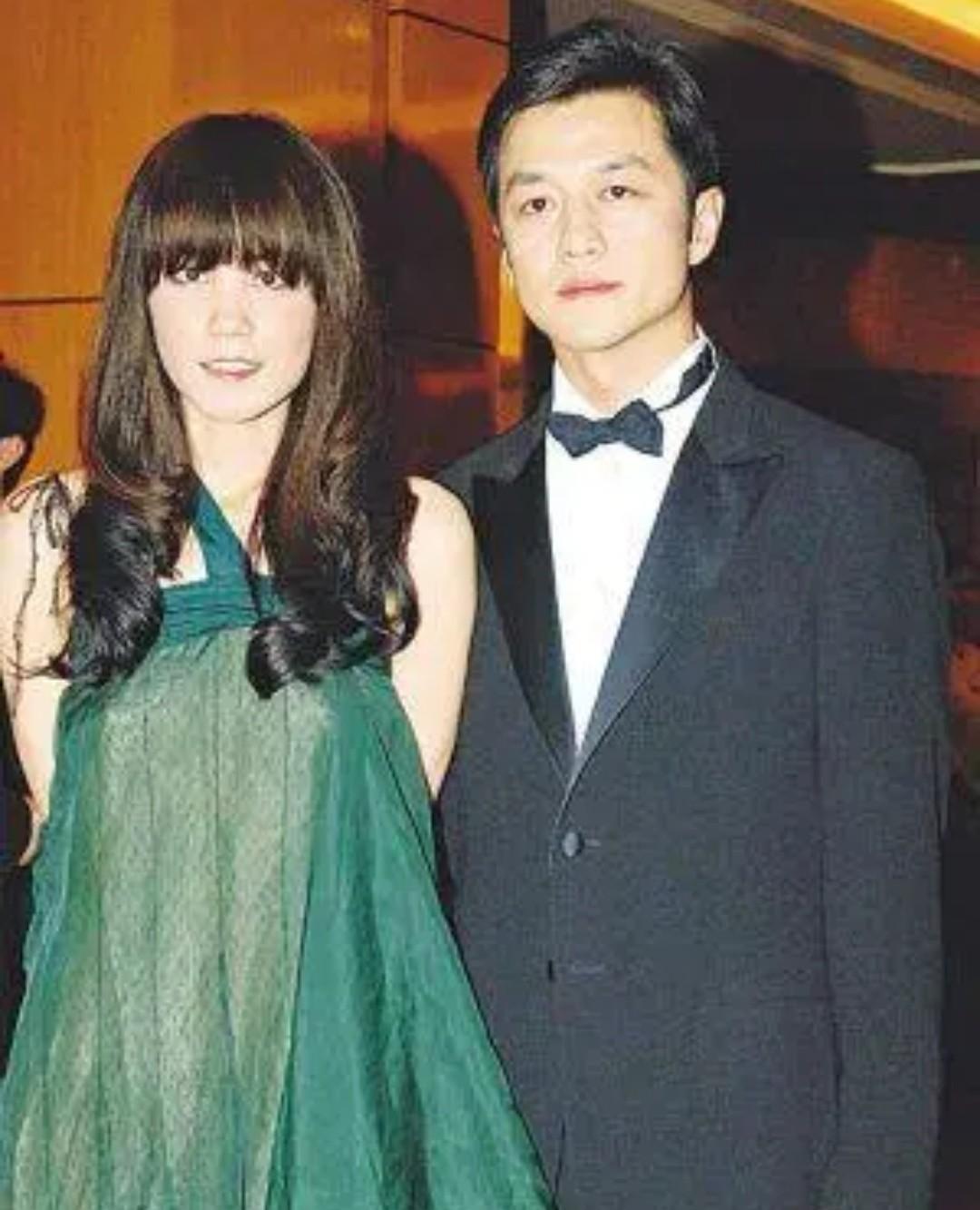 王菲|54岁王菲近照曝光，小腹隆起明显，谢霆锋疑似喜当爹