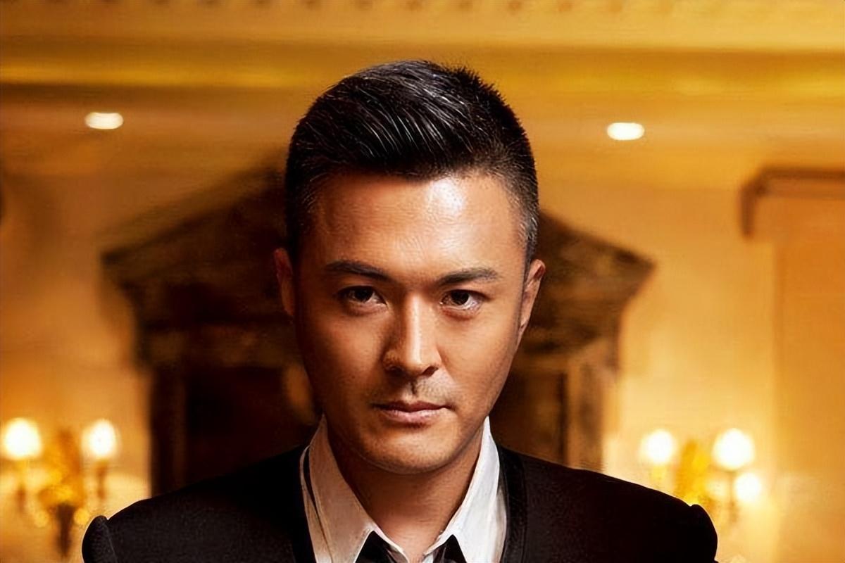 与高圆圆分手后,12年不谈恋爱没有绯闻,47岁娶旺夫妻子后爆红